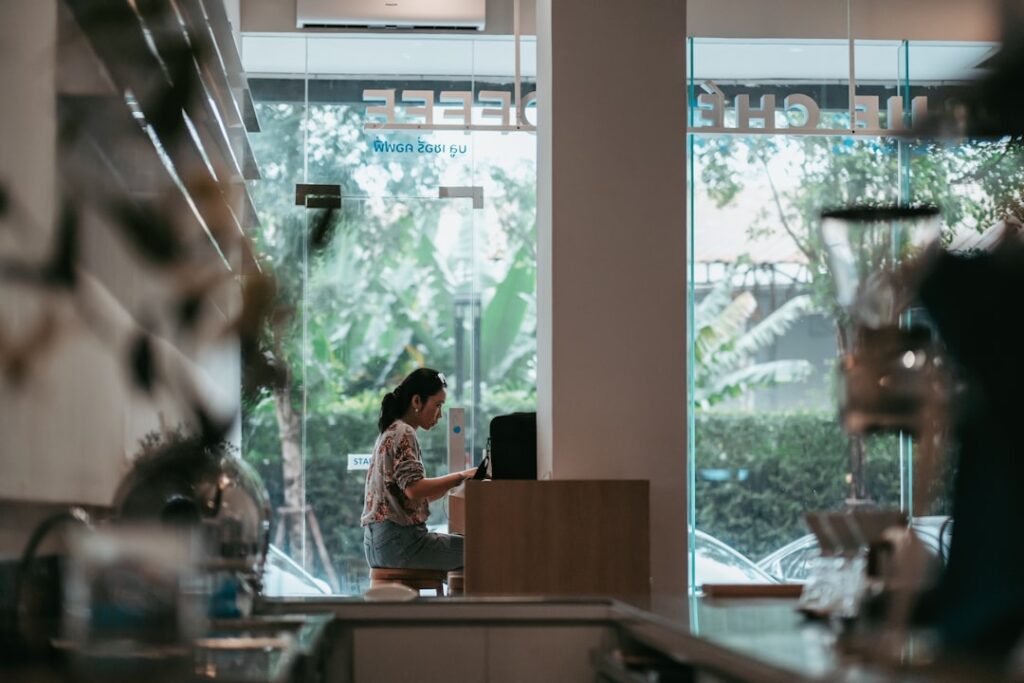 集客改善に取り組む店舗オーナーのイメージ写真