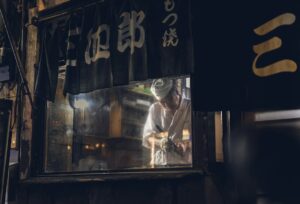 飲食店の集客方法を考える店舗スタッフ（Photo by Dovile Ramoskaite on Unsplash）