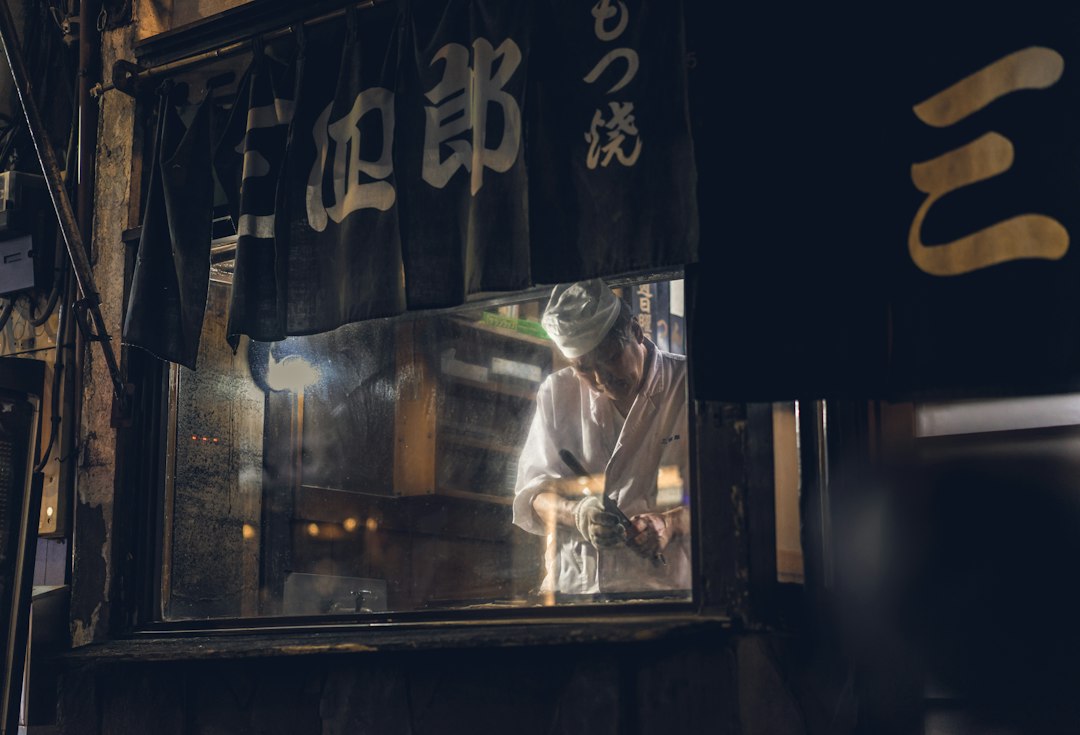 飲食店の集客方法を考える店舗スタッフ(Photo by Dovile Ramoskaite on Unsplash)