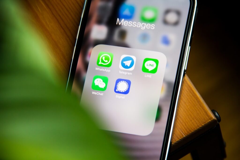 メッセージアプリが表示されたスマートフォン｜店舗の公式LINE集客