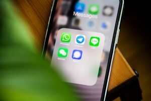 メッセージアプリが表示されたスマートフォン｜店舗の公式LINE集客