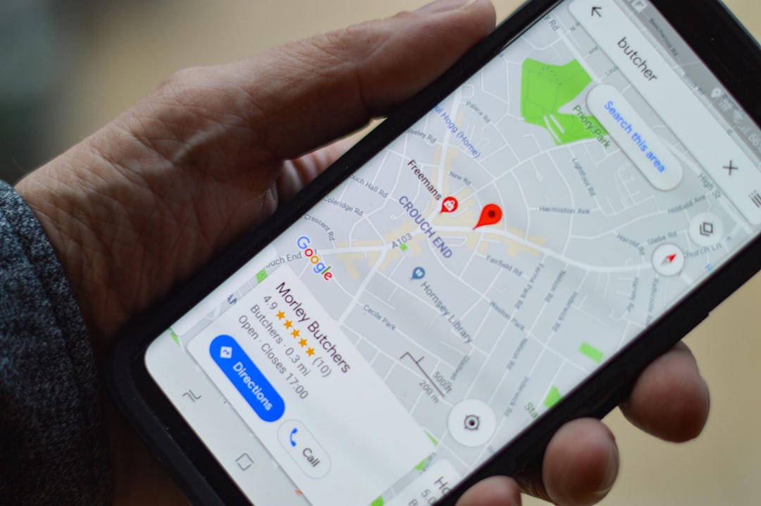 スマートフォンで地図を確認するイメージ|MEO対策